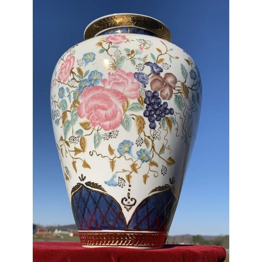 Gorgeous Chinese Famille Rose Porcelain 10.25